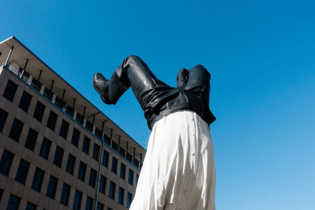 statue inversée de caria